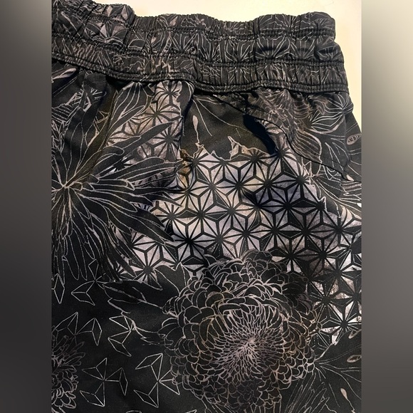 All In Motion Women's Black Patterned Running Shorts w Liner Size Medium - Picture 10 of 11